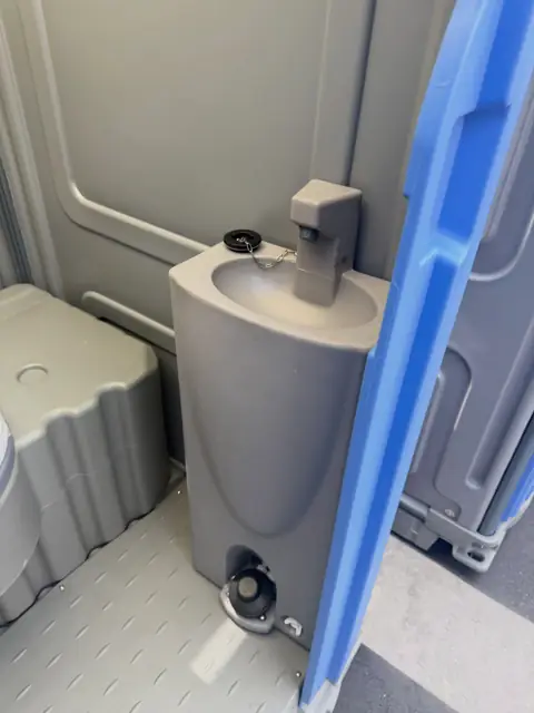 Flushing unit with sink detail